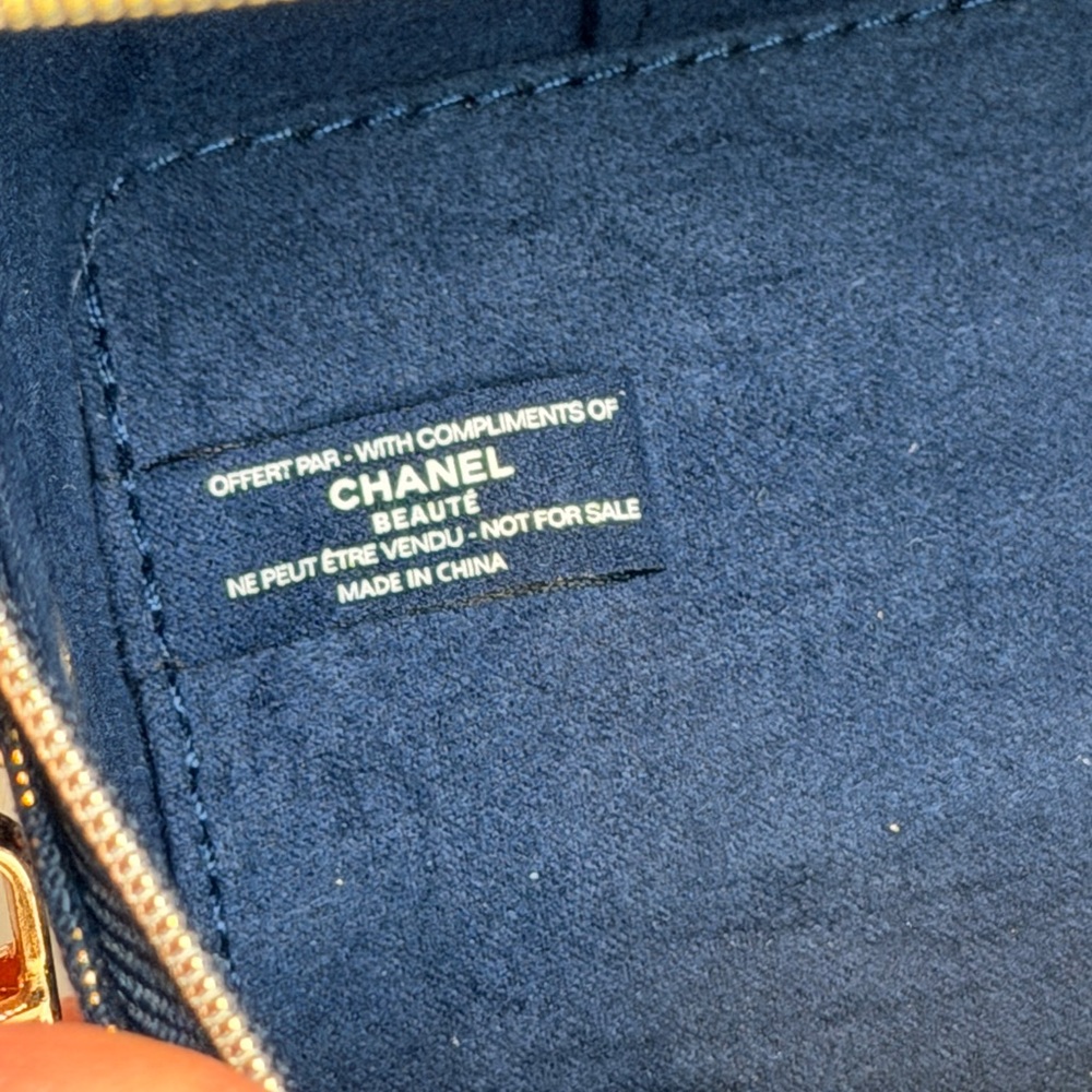 GWP CHANEL Beauté Midnight Blue Cosmetic Case with Unbranded Gold Chain NWOT - Picture 4 of 8